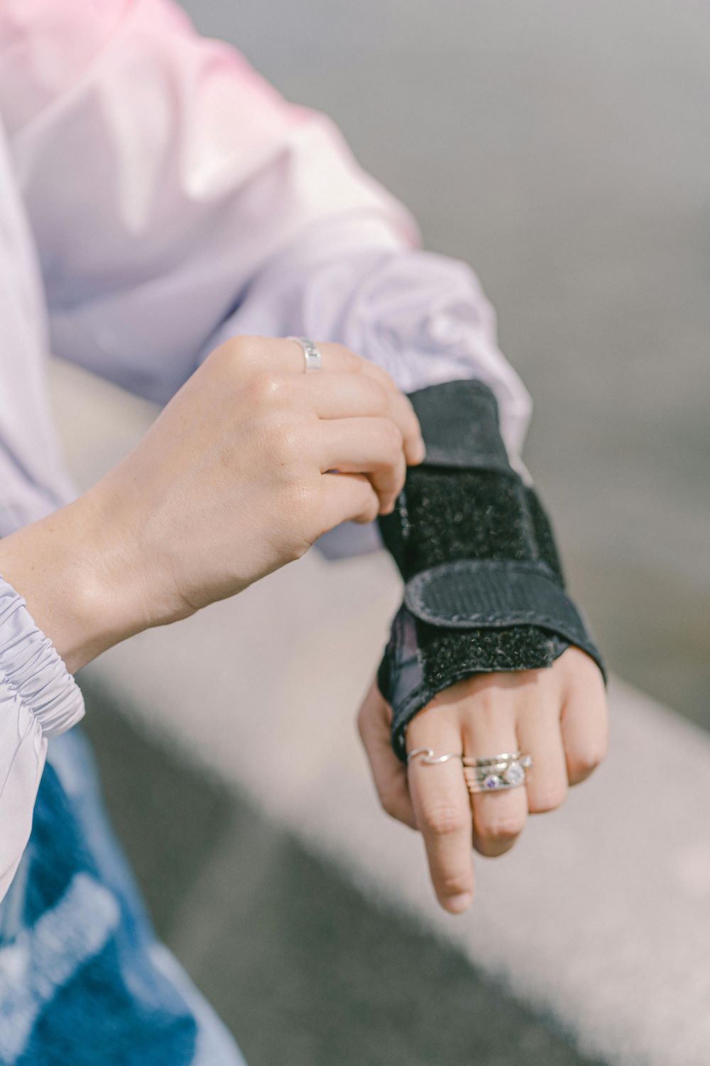 woman with forearm cast